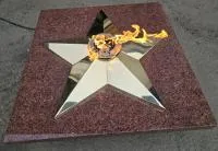 Плита из красного гранита (518205) монтаж комплект горелка ГВД 379 10 89 00 ПС вечный огонь звезда латунь ø 1100 мм. пустотелая  в Ростове-на-Дону