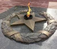 Бронзовый венок со звездой вечного огня в Ростове-на-Дону (518550)