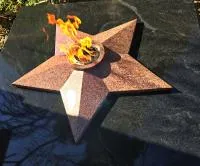 Звезда из красного гранита (518204) монтаж комплект горелка ГВД 379 10 89 00 ПС вечный огонь ø 1000 мм. монолит - массив  в Ростове-на-Дону