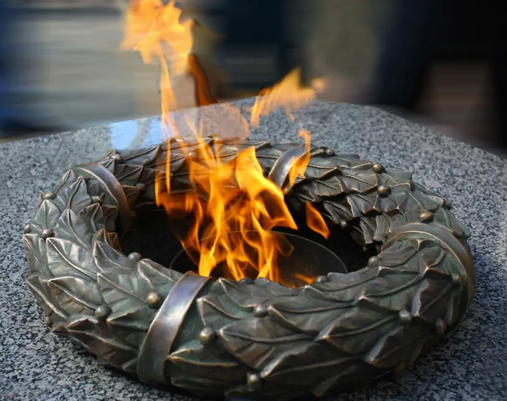 Лавровый венок на вечный огонь из бронзы в Ростове-на-Дону